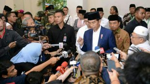 Jokowi memberikan keterangan pers setelah menghadiri Dzikir Kebangsaan dan Peresmian Pembukaan Rapat Kerja Nasional I Majelis Dzikir Hubbul Wathon di Asrama Haji, Pondok Gede, Jln. Pondok Gede Raya, Jakarta Timur, Rabu 21 Februari 2018.