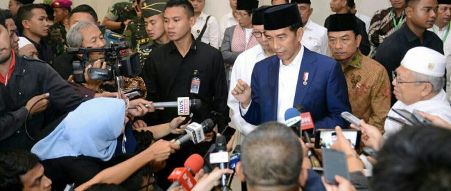 Jokowi memberikan keterangan pers setelah menghadiri Dzikir Kebangsaan dan Peresmian Pembukaan Rapat Kerja Nasional I Majelis Dzikir Hubbul Wathon di Asrama Haji, Pondok Gede, Jln. Pondok Gede Raya, Jakarta Timur, Rabu 21 Februari 2018.