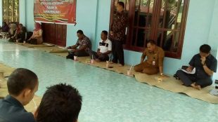 Ketua DPRK Aceh Tamiang Fadlon saat menanggapi aspirasi masyarakat Desa Paya Meta (dok. KM)
