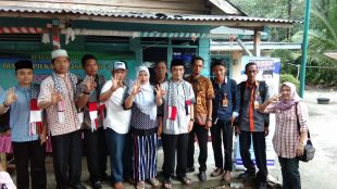 Ustad Fadillah bersama warga Kecamatan Silip, Bangka Induk, Selasa 6/3/18 (dok. KM)