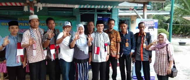 Ustad Fadillah bersama warga Kecamatan Silip, Bangka Induk, Selasa 6/3/18 (dok. KM)