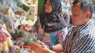 Calon Walikota Bogor Bima Arya Sugiarto dengan pedagang di kawasan Bogor Barat, Kota Bogor 6/3/2018 (dok. KM)