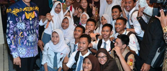 Presiden Joko Widodo berfoto bersama para pelajar Tangerang saat menghadiri Sidang Dewan Pleno II dan Rapat Pimpinan Nasional Himpunan Pengusaha Muda Indonesia (HIPMI) tahun 2018 di Tangerang, Banten, Rabu (7/3/ 2018)