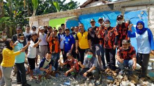 Beberapa organisasi masyarakat ikut dalam bedah rumah Ibu Marsani di RT 01 RW 06 Kelurahan Bedahan, Kecamatan Sawangan, Kota Depok, Jumat (30/3/2018) (dok.KM)