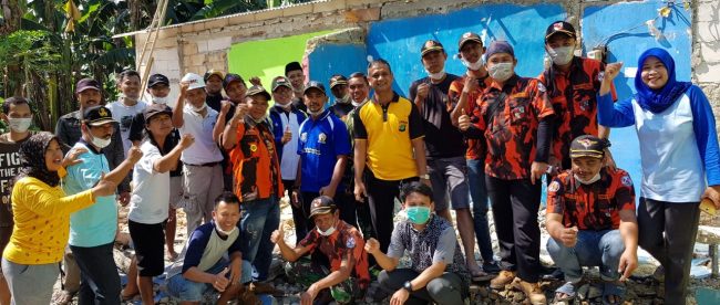 Beberapa organisasi masyarakat ikut dalam bedah rumah Ibu Marsani di RT 01 RW 06 Kelurahan Bedahan, Kecamatan Sawangan, Kota Depok, Jumat (30/3/2018) (dok.KM)