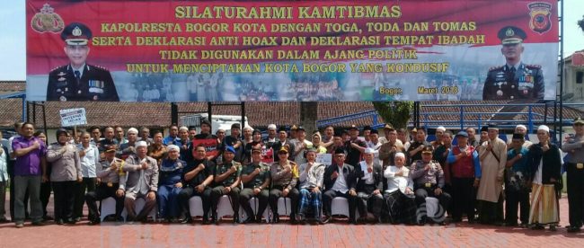 Foto Bersama Jajaran Polresta Bogor, Alim Ulama, dan Tokoh Budaya Kota Bogor Saat Deklarasi Anti Hoax (16/03/2018)