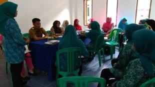 Kades Sukawening, Jarkasih saat rapat dengan ibu-ibu kader PKK di gedung aula Desa Sukawening, Senin 13/3 (dok. KM)