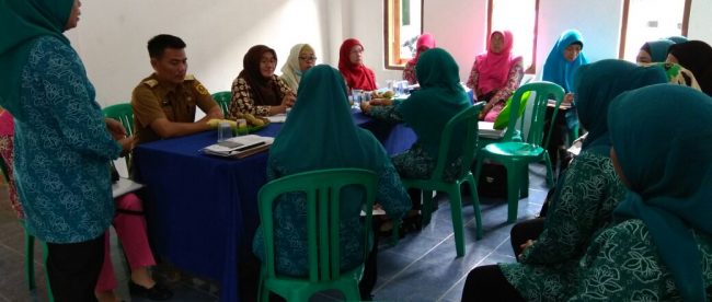 Kades Sukawening, Jarkasih saat rapat dengan ibu-ibu kader PKK di gedung aula Desa Sukawening, Senin 13/3 (dok. KM)
