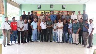 Dandim 0104/Atim Letkol Inf Muhammad Iqbal Lubis bersama wartawan photo bersama seusai kegiatan coffee break, Rabu 7/3 (dok. KM)