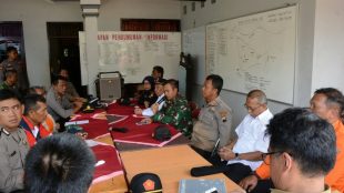 Dandim 0713/Bbs Letkol Inf. Ahmad Hadi Hariono selaku Ketua Penanggulangan Bencana Alam Salem Brebes menyatakan pencarian korban resmi berakhir, Rabu (28/2/2018) di Posko Gulbencal Desa Pasirpanjang, Kecamatan Salem, Kabupaten Brebes.