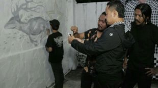 Calon Walikota Bogor Bima Arya bersama seniman mural di Saung Badra, Kamis 1/3/2018