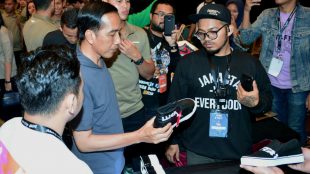 Presiden Joko Widodo berkunjung ke pameran sneaker di Senayan, 3/3 (dok. Setpres)