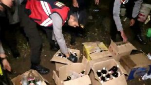 Aparat keamanan menemukan puluhan dus berisi miras di Pakansari, Cibinong, Sabtu malam 3/3 (dok. KM)