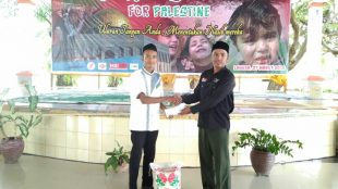 Ketua MRI Langsa menerima bantuan untuk warga Palestina yang diberikan oleh mahasiswa IAIN Langsa (dok.KM)