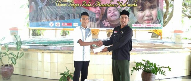 Ketua MRI Langsa menerima bantuan untuk warga Palestina yang diberikan oleh mahasiswa IAIN Langsa (dok.KM)