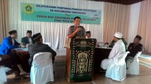 Kapolsek Tamansari, Kabupaten Bogor memberikan sambutan pada acara Silaturahmi dengan pimpinan Pondok Pesantren Se-Tamansari, Sabtu 10/3/2018 (dok. KM)