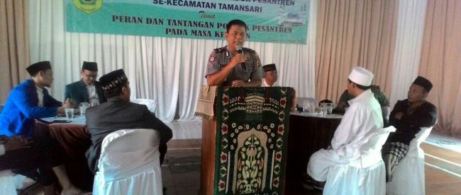 Kapolsek Tamansari, Kabupaten Bogor memberikan sambutan pada acara Silaturahmi dengan pimpinan Pondok Pesantren Se-Tamansari, Sabtu 10/3/2018 (dok. KM)
