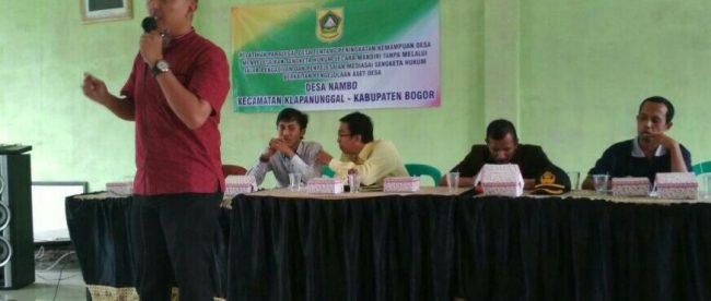 Pemateri dari Kantor Hukum Sembilan Bintang & Partners di Kantor Desa Nambo, Kabupaten Bogor 9/3/2018 (dok. KM)