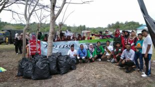 Foto bersama para relawan dalam aksi bersih pantai di Anoi Itam, Sabang, hari Sabtu,10/3/2018