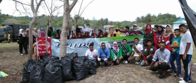 Foto bersama para relawan dalam aksi bersih pantai di Anoi Itam, Sabang, hari Sabtu,10/3/2018