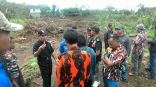Kepala Desa Sukaresmi saat menyampaikan tanggapannya kepada gabungan ormas di tengah halaman proyek Tamansari Residence, Senin 13/3 (dok. KM)