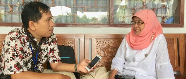 Kepala Sekolah SMP 3 Depok dengan tim KM saat wawancara (dok. KM)