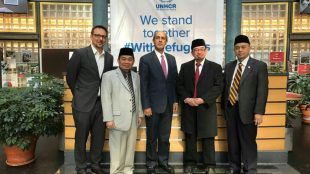 Ketua Fraksi PKS Jazuli Juwaini didampingi Majelis Syuro PKS Salim Segaf dan Duta Besar Indonesia untuk PBB foto bersama di Jenewa, Swiss, Kamis 15/3 (dok. KM)