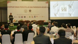 Calon Walikota dan Wakil Walikota Bogor Bima Arya dan DedieÂ  Rachim di Kopdar Industri Pariwisata Kota Bogor, Kamis 15/03/2018 (dok. KM)