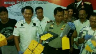 Wakil Kepala Kepolisian Resor Metro Bekasi Lutfhi Sulistiawan menunjukkan barang bukti kasus pungutan liar BPN Kabupaten Bekasi saat konferensi pers di Lobi Mapolrestro, Jumat 16 Maret 2018. Dalam kasus ini, polisi menetapkan dua oknum pegawai BPN sebagai tersangka yakni IS (48) dan RR alias Boy (33)