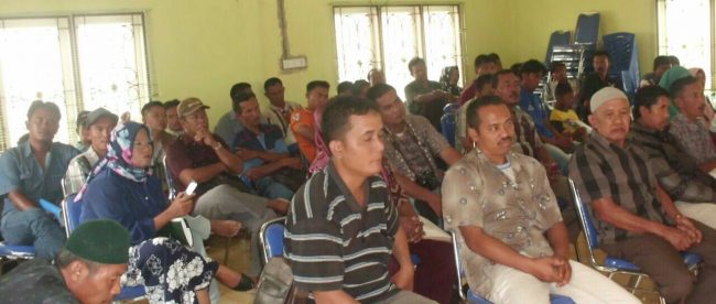 Warga yang menolak untuk menandatangani BAP Ganti Kerugian lahannya saat mendengar penjelasan dari Tim PPK/PUPR - BPN Riau (dok. KM)