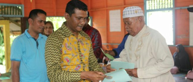 Kepala BPN Langsa menyerahkan sertifikat tanah kepada warga Gampong Buket Metuah, Sabtu 17/3 (dok. KM)