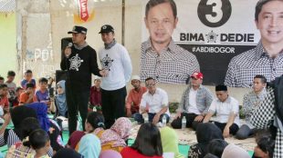 Calon Walikota dan Wakil Walikota Bogor Bima Arya - Dedie A Rachim saat bersama warga RW 7 Kampung Cipaku, Bogor Selatan, Kota Bogor (Dok. KM)