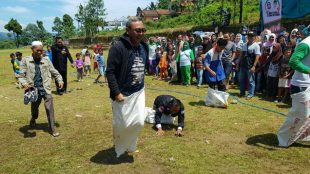 Cawabup Bogor Iwan Setiawan mengikuti lomba balap karung bersama warga Desa Bantarkaret Kecamatan Nanggung, Minggu 18/3 (dok. KM)