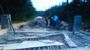 Salah satu pekerjaan di Kampung Perkebunan Alur Jambu, Aceh Tamiang yang semestinya sudah dikerjakan tahun 2017 lalu (dok. KM)