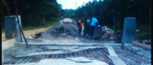 Salah satu pekerjaan di Kampung Perkebunan Alur Jambu, Aceh Tamiang yang semestinya sudah dikerjakan tahun 2017 lalu (dok. KM)