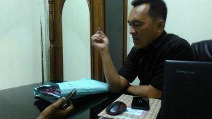 Kepala Bagian Humas Pengadilan Negeri Langsa Kurniawan, SH saat dimintai konfirmasi dengan media dalam ruang pribadinya, Selasa 20/3 (dok. KM)