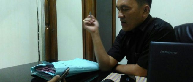 Kepala Bagian Humas Pengadilan Negeri Langsa Kurniawan, SH saat dimintai konfirmasi dengan media dalam ruang pribadinya, Selasa 20/3 (dok. KM)