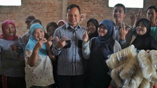 Calon Walikota dan Wakil Walikota Bogor Bima Arya dan Dedie A Rachim bersama warga pengusaha kerupuk rumahan di Kelurahan Kayumanis, Tanah Sareal (dok. KM)