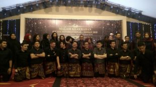 Para peserta berpose bersama dalam acara Malam Keakraban Fetomaternal PIT XIX diselenggarakan di Medan, Rabu, 22/3/2018