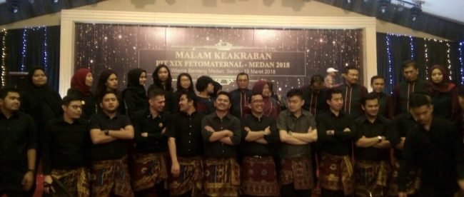 Para peserta berpose bersama dalam acara Malam Keakraban Fetomaternal PIT XIX diselenggarakan di Medan, Rabu, 22/3/2018