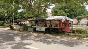 Pedagang di pinggir jalan di Desa Padang Baru Kecamatan Pangkalan Baru Kabupaten Bangka Tengah (dok. KM)