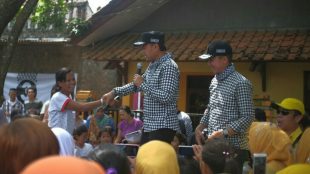 Calon Walikota dan Wakil Walikota Bogor Bima Arya - Dedie A Rachim bersama warga Situgede, Kecamatan Bogor Barat (dok. KM)