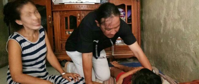 Tim sukses Bima-Dedie mengunjungi Kekey, bocah warga Situgede yang terkulai lemah di rumahnya (dok. KM)