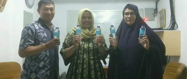 Titi Wijayanti (tengah) didampingi Tim Marketing air minum 