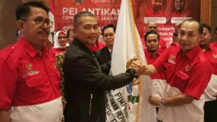 Ketua Umum PWRI (tengah) didampingi Sekjen (kiri) saat pelantikan Ketua DPD PWRI DKI Jakarta (dok. KM)