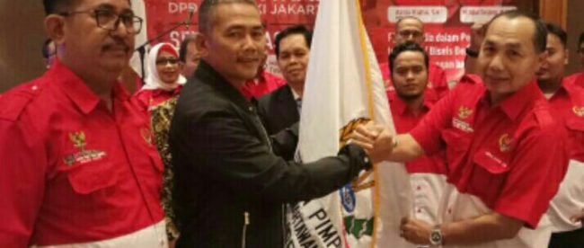 Ketua Umum PWRI (tengah) didampingi Sekjen (kiri) saat pelantikan Ketua DPD PWRI DKI Jakarta (dok. KM)