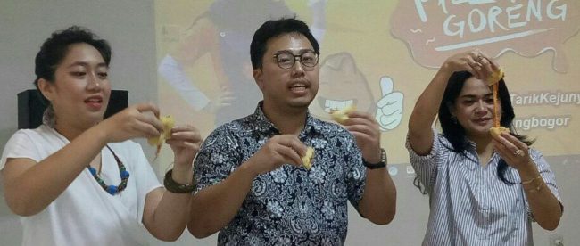 Pengelola Pizza Goreng memperlihatkan cara makan Pizza Goreng saat temu bersama wartawan di outlet barunya di Bogor, Sabtu 31/3 (dok. KM)