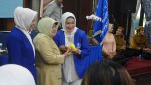 Bupati Bogor Nurhayanti menerima potongan tumpeng dari ketua IWAPI Kabupaten Bogor Inne Roswianita dalam Rangka Ulang Tahun IWAPI Kabupaten Bogor yang ke-43, Kamis 1/3 (dok. KM)