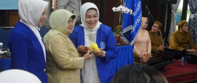 Bupati Bogor Nurhayanti menerima potongan tumpeng dari ketua IWAPI Kabupaten Bogor Inne Roswianita dalam Rangka Ulang Tahun IWAPI Kabupaten Bogor yang ke-43, Kamis 1/3 (dok. KM)