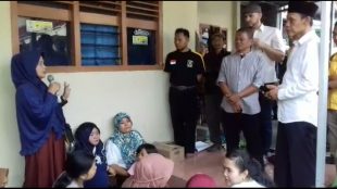 Kunjungan Calon Bupati Kabupaten Bogor Jaro Ade, di Desa Pasir Eurih Taman Sari Jumat (9/3/2018) (dok. KM)
